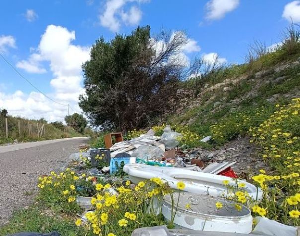 Müllberge zerstören Trockenhänge oberhalb Pantano Cuba © SPA IT